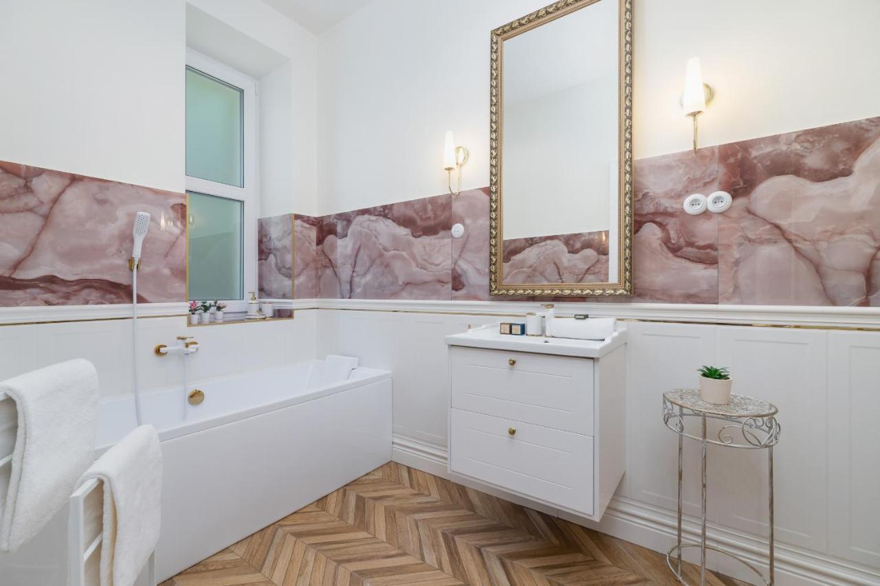 Luxurious & Unique Apartment Mickiewicza Cracow By Renters Prestige Kraków Eksteriør billede